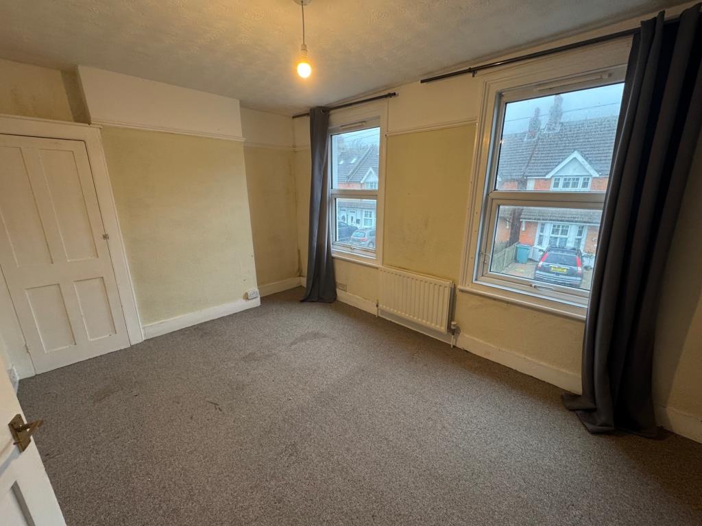 Lot: 139 - TWO-BEDROOM END-TERRACE HOUSE WITH COURTYARD GARDEN - Bedroom 1